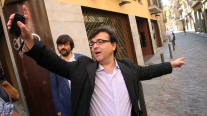 El escritor Javier Cercas durante su paseo por Girona, en la calle de la Barca