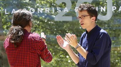 Pablo Iglesias e &Iacute;&ntilde;igo Errej&oacute;n, en la presentaci&oacute;n de la campa&ntilde;a el pasado jueves. 