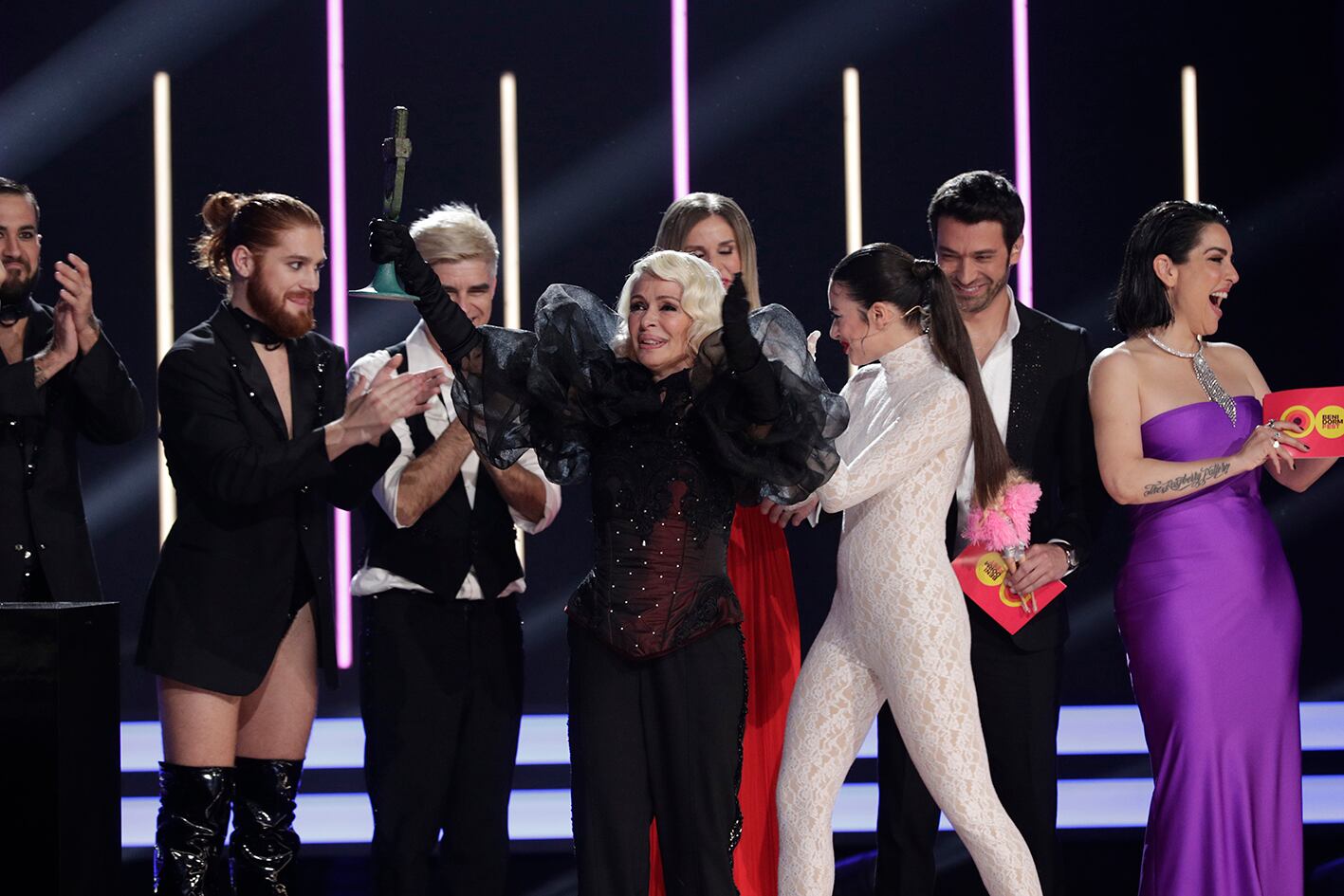 Mery Bass, cantante de Nebulossa, tras recibir el trofeo en la final del Benidorm Fest 2024.