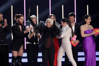 Mery Bass, cantante de Nebulossa, tras recibir el trofeo en la final del Benidorm Fest 2024.