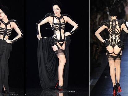 Tres momentos del <i>strip-tease </i>que Dita von Teese hizo en el desfile de Yves Saint Laurent. Al final, saliendo de la pasarela de la mano de Jean Paul Gaultier.