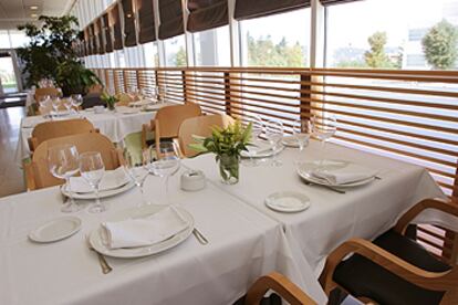 Comedor del restaurante Miramón Arbelaitz, en San Sebastián; abajo, el 'chef' José Mari Arbelaitz.