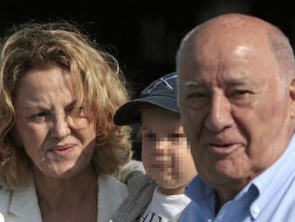 El fundador de la multinacional Inditex, Amancio Ortega (d), acompa&ntilde;ado de su mujer, Flora P&eacute;rez (i), y de su nieto. 