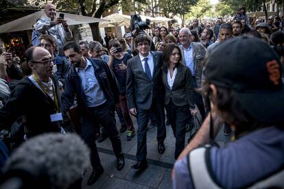 Carles Puigdemont i la seva dona, Marcela Topor, passejaven dissabte passat per Girona.