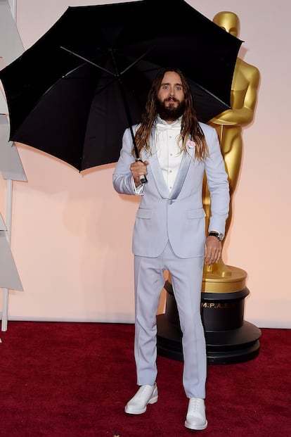 El día estaba lluvioso y Jared Leto, que siempre arriesga con su look, no dudó en posar con su paraguas.