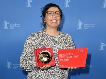 La directora Tatiana Huezo posa con sus dos premios a Mejor Documental y Mejor Directora, en la categoría Encuentros, por la película 'El eco' durante la ceremonia de clausura del Festival de Cine de Berlín, el 25 de febrero de 2023.