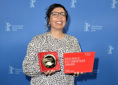 La directora Tatiana Huezo posa con sus dos premios a Mejor Documental y Mejor Directora, en la categoría Encuentros, por la película 'El eco' durante la ceremonia de clausura del Festival de Cine de Berlín, el 25 de febrero de 2023.