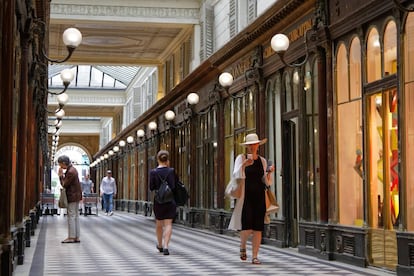 El interior de la Galerie Véro-Dodat, en París.