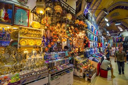 Tiendas de artesanía y ropa en el Gran Bazar de Estambul (Turquía).