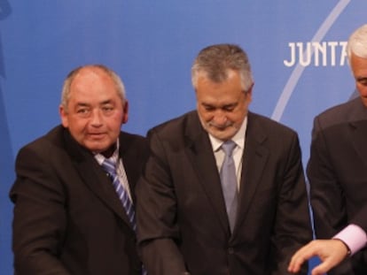 Pastrana (UGT), Gri&ntilde;&aacute;n, Herrero (CEA) y Carbonero (CC OO) en la firma del &uacute;ltimo acuerdo de concertaci&oacute;n, en 2009. 