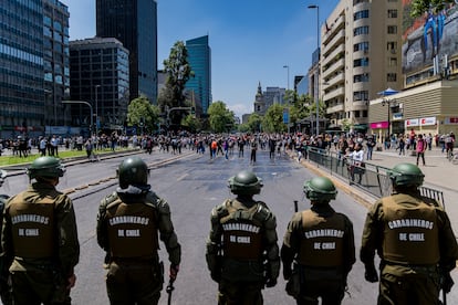 Un escuadrón de carabineros durante una protesta en Santiago de Chile.