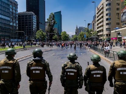 Un escuadrón de carabineros durante una protesta en Santiago de Chile.