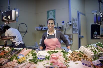 Adela Martín tiene 55 años, es autónoma y propietaria de una pescadería en el mercado de la Encarnación en Sevilla. No va a hacer huelga porque tiene que atender su propio negocio. "El 8 de marzo es un día de trabajo como otro cualquiera, no cerramos ni en agosto" afirma. Desea la igualdad entre los hombres y las mujeres, pero "este problema debe arreglarse de otra forma, con el trabajo de todos y todas", concluye.