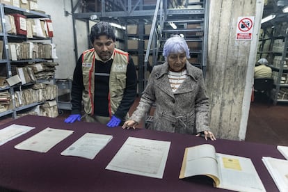 Ruth Borja y un colega muestran una selección de documentos del Archivo General de la Nación, el 26 de junio en Lima (Perú).