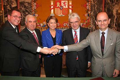 Magdalena Álvarez, con los representantes de Renfe, Talgo y Bombardier, tras la firma del acuerdo en Málaga.