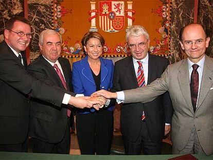Magdalena Álvarez, con los representantes de Renfe, Talgo y Bombardier, tras la firma del acuerdo en Málaga.
