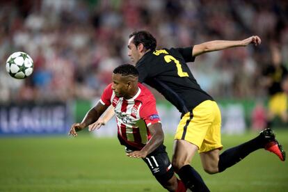 Diego Godin (d) del Atlético y Luciano Narsingh (i), durante una jugada.