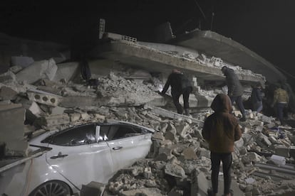 Varias personas buscaban supervivientes en un edificio en Azmarin (Siria).