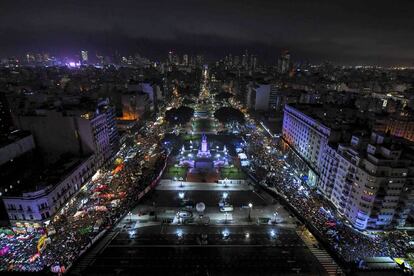 Vista aérea del exterior del Congreso con las manifestaciones a favor y en contra de la ley de aborto legal.