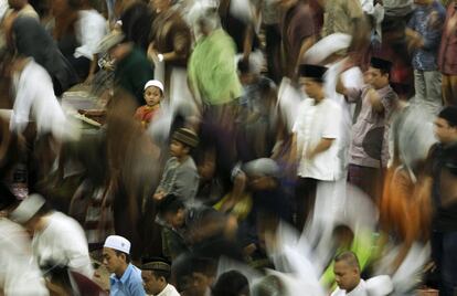 Musulmanes indonesios durante la celebración del Ramadán en la mezquita de Al Markas Al Islami, en Makassar (Indonesia).