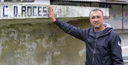 Juanele, en el campo del barrio gijonés donde comenzó a jugar.
