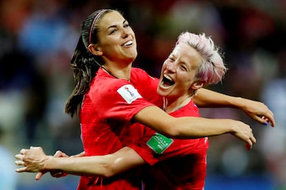 Las futbolistas Alex Morgan y Megan Rapinoe celebran un gol en el Mundial de Francia de 2019.