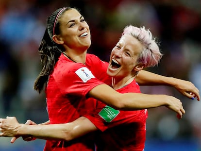 Las futbolistas Alex Morgan y Megan Rapinoe celebran un gol en el Mundial de Francia de 2019.