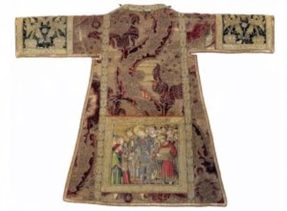 Dalmática de la capilla de Sant Jordi con el dibujo bordado a partir de los diseños de Bernat Martorell.
