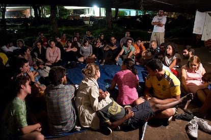 A professora da Universidade Federal de Pernambuco, Eduarda da Mota Rocha, dá uma aula sobre a invisibilidade das comunidades no Brasil no acampamento Ocupe Estelita.