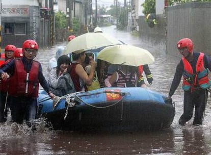 Los equipos de emergenia evacuan a algunos de los afectados por el paso del tif