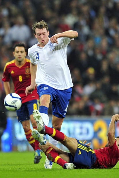 Phil Jones intenta superar a Busquets.