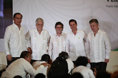 Vizcarra, Piñera, peña Nieto y Santos con el presidente del BID, Luis Alberto Moreno.