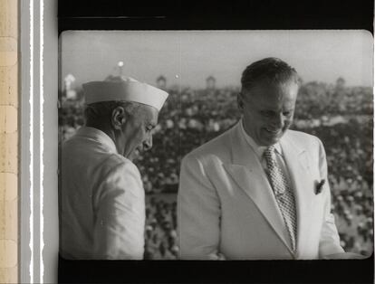 El primer ministro de la India, Nehru, y Tito durante una visita de este último a Bombay, en una imagen de la película.