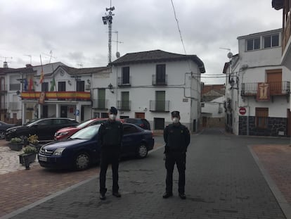 Agentes de la Guardia Civil patrullan el pueblo de Carabaña (Madrid).