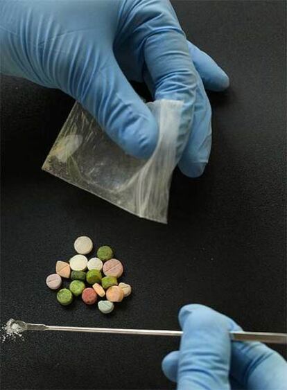 <i>Éxtasis, </i>a la izquierda en forma de cristal y en el centro  en pastillas.