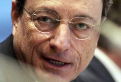 El presidente del Banco Central Europeo (BCE), Mario Draghi, comparece ante la comisión de Asuntos Económicos y Monetarios del Parlamento Europeo en Bruselas, Bélgica. EFE/Archivo