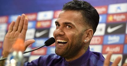 Dani Alves, durante a coletiva de imprensa.