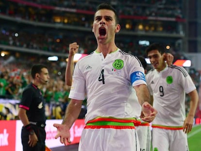 Rafael Márquez festeja su gol contra Uruguay.
