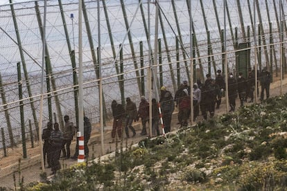 Migrantes subsaharianos son devueltos de Melilla a Marruecos en abril de 2014 escoltados por agentes de la Guardia Civil española tras intentar saltar la alambrada. Durante siete horas, los inmigrantes se quedaron atrapados en lo alto de la valla que separa España de Marruecos, negándose a bajar.