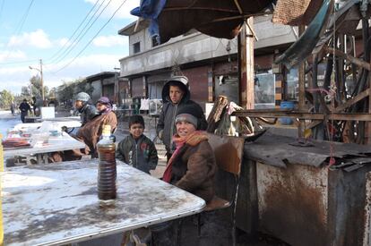 Un grupo de niños aprovecha un día de sol en pleno invierno.