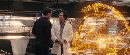 J.A.R.V.I.S. comparte pantalla con Mark Ruffalo y Robert Downey Jr. durante la película 'Vengadores: La era de Ultrón'.