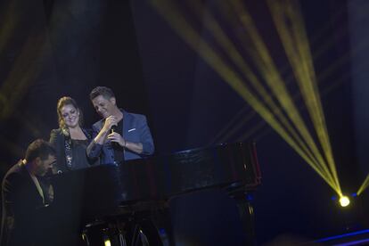 Alejandro Sanz y Niña Pastori durante su actuación en la gala de los Premios Ondas.  