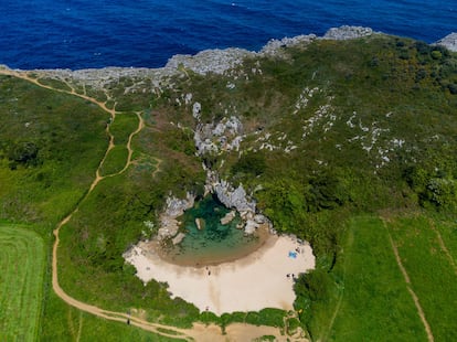 Vista aérea de la playa de Gulpiyuri, cerca de la localidad asturiana de Llanes.