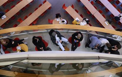 Varios alumnos, en el instituto de Ylöjärvi, durante la pausa para el almuerzo.