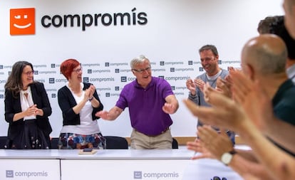 Joan Ribó, de morado, recibe la felicitación de sus compañeros de Compromís por los resultados del 26-M. 