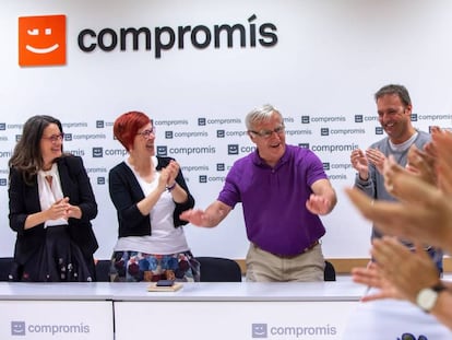 Joan Ribó, de morado, recibe la felicitación de sus compañeros de Compromís por los resultados del 26-M. 