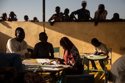 Reportaje sobre las consecuencias de los conflictos en la infancia en el campo de refugiados de Dar es Salam en las inmediaciones de Bagasola, Chad. La mayoría de los residentes en este campo son nigerianos que huyeron de sus tierras por los ataques de las milicias islamistas de Boko Haram.  En la imagen Roukaya durante unas actividades de dibujo para niños y adolescentes.