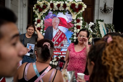 El dos veces presidente de Chile Sebastián Piñera (2010-2014 y 2018-2022), fallecido el martes a los 74 años en un accidente en helicóptero, será enterrado este viernes en Santiago. En la imagen, un grupo de personas reunidas a las afueras de la antigua sede del Congreso para despedir a Piñera, en Santiago (Chile), el 8 de febrero de 2024.