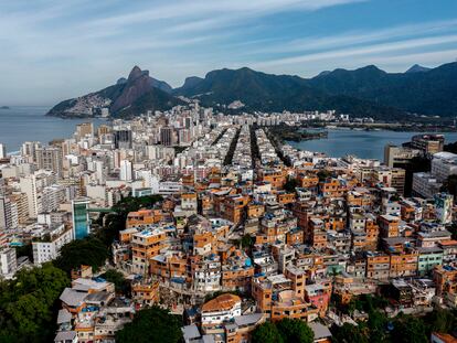 Favela de Pavaozinho, junto a los barrios de Copacabana e Ipanema en Río de Janerio (Brasil).