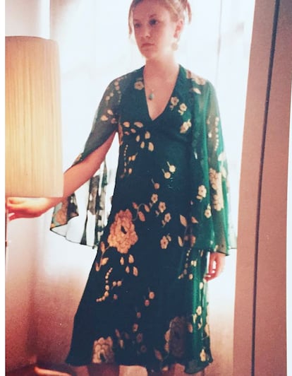 "Mi abuela me dio este vestido vintage de Dior para mi graduación (esta soy yo, posando en 2003 para la cámara de mi madre antes de que mi cita apareciese)". Lena Dunham ha compartido esta instantánea en Instagram recordando cómo lucía en su baile de instituto.
